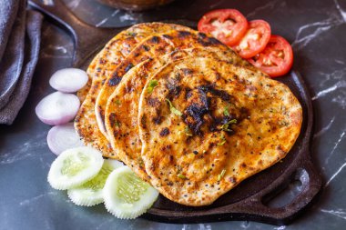 Amritsari kulcha, Punjab 'dan getirilmiş baharatlı patates püresi ya da paneer ile dolu, tandırda pişirilmiş ve Kokai chana masala ve salatayla sıcak servis edilen gevrek, pullu bir ekmek.