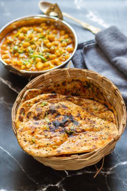 Amritsari kulcha, Punjab 'dan getirilmiş baharatlı patates püresi ya da paneer ile dolu, tandırda pişirilmiş ve Kokai chana masala ve salatayla sıcak servis edilen gevrek, pullu bir ekmek.