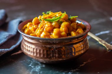 Kabuli Chana Masala, zengin ve sağlıklı bir kıvamda kaynatılmış nohut, domates, soğan ve aromatik baharatlarla yapılan lezzetli bir Kuzey Hint körisidir..