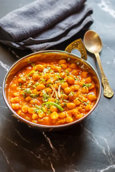 Kabuli Chana Masala, zengin ve sağlıklı bir kıvamda kaynatılmış nohut, domates, soğan ve aromatik baharatlarla yapılan lezzetli bir Kuzey Hint körisidir..