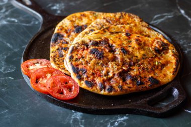 Amritsari kulcha, Punjab 'dan getirilmiş baharatlı patates püresi ya da paneer ile dolu, tandırda pişirilmiş ve Kokai chana masala ve salatayla sıcak servis edilen gevrek, pullu bir ekmek.