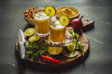 Sattu içeceği, genellikle su, baharat ve bazen tatlandırıcı ile karıştırılmış ve enerji ve sindirim yararları sunan kavrulmuş gram unundan yapılan geleneksel, ferahlatıcı bir içecektir..