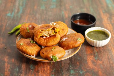 Soğan kachori, Rajasthan 'da özellikle çay saatinde popüler olan baharatlı soğan karışımıyla dolu, kıtır kıtır, kızarmış Hint aperatifi..