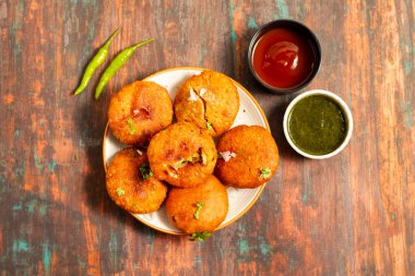 Soğan kachori, Rajasthan 'da özellikle çay saatinde popüler olan baharatlı soğan karışımıyla dolu, kıtır kıtır, kızarmış Hint aperatifi..