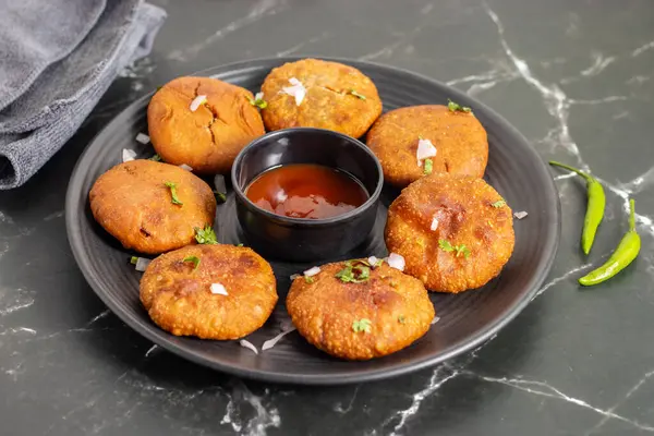 Soğan kachori, Rajasthan 'da özellikle çay saatinde popüler olan baharatlı soğan karışımıyla dolu, kıtır kıtır, kızarmış Hint aperatifi..