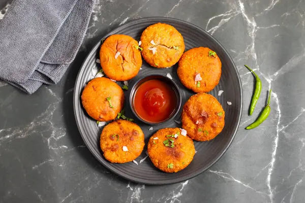 Soğan kachori, Rajasthan 'da özellikle çay saatinde popüler olan baharatlı soğan karışımıyla dolu, kıtır kıtır, kızarmış Hint aperatifi..