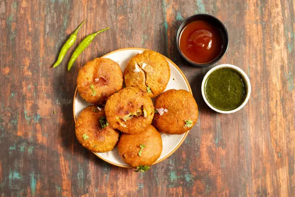 Soğan kachori, Rajasthan 'da özellikle çay saatinde popüler olan baharatlı soğan karışımıyla dolu, kıtır kıtır, kızarmış Hint aperatifi..