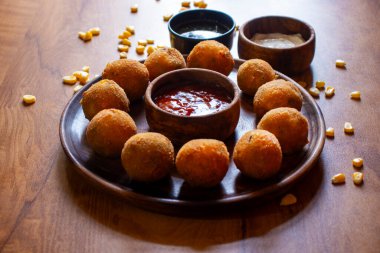 Mısır köfteleri mısır, peynir ve baharatlarla yapılan gevrek, kızarmış altın gibi atıştırmalıklardır. Peynirli, lezzetli ve çıtır çıtır bir lokma sunarlar..