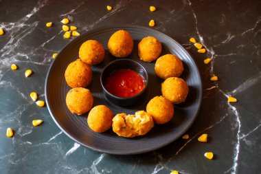 Mısır köfteleri mısır, peynir ve baharatlarla yapılan gevrek, kızarmış altın gibi atıştırmalıklardır. Peynirli, lezzetli ve çıtır çıtır bir lokma sunarlar..