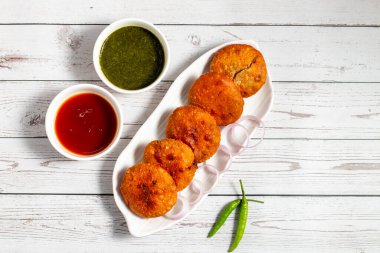 Soğan kachori, Rajasthan 'da özellikle çay saatinde popüler olan baharatlı soğan karışımıyla dolu, kıtır kıtır, kızarmış Hint aperatifi..