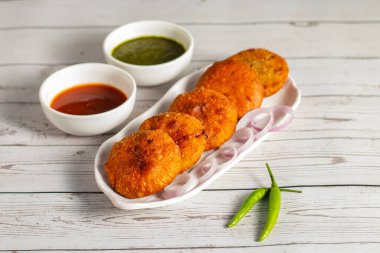 Soğan kachori, Rajasthan 'da özellikle çay saatinde popüler olan baharatlı soğan karışımıyla dolu, kıtır kıtır, kızarmış Hint aperatifi..