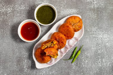 Soğan kachori, Rajasthan 'da özellikle çay saatinde popüler olan baharatlı soğan karışımıyla dolu, kıtır kıtır, kızarmış Hint aperatifi..