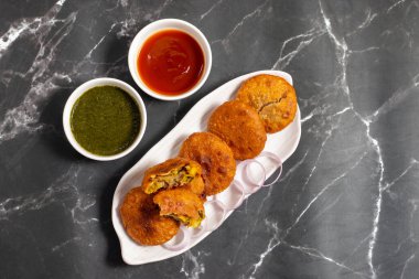 Soğan kachori, Rajasthan 'da özellikle çay saatinde popüler olan baharatlı soğan karışımıyla dolu, kıtır kıtır, kızarmış Hint aperatifi..