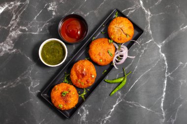 Soğan kachori, Rajasthan 'da özellikle çay saatinde popüler olan baharatlı soğan karışımıyla dolu, kıtır kıtır, kızarmış Hint aperatifi..