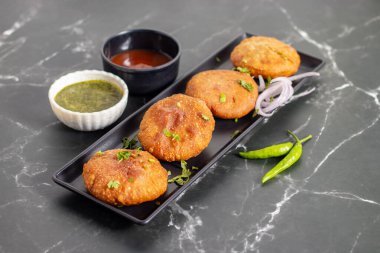 Soğan kachori, Rajasthan 'da özellikle çay saatinde popüler olan baharatlı soğan karışımıyla dolu, kıtır kıtır, kızarmış Hint aperatifi..