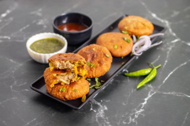 Soğan kachori, Rajasthan 'da özellikle çay saatinde popüler olan baharatlı soğan karışımıyla dolu, kıtır kıtır, kızarmış Hint aperatifi..