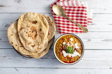 Dal Makhani, zengin ve kremalı bir mercimek köri, dumanlı, kömürleşmiş tandır, rotian düşkünü Kuzey Hindistan mutfağı lezzeti ile mükemmel gider..