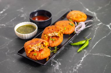 Soğan kachori, Rajasthan 'da özellikle çay saatinde popüler olan baharatlı soğan karışımıyla dolu, kıtır kıtır, kızarmış Hint aperatifi..