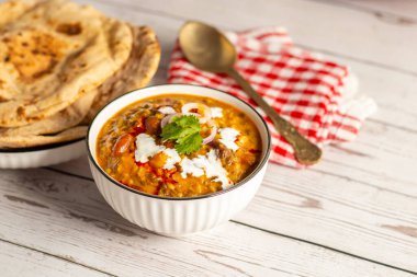 Dal Makhani, zengin ve kremalı bir mercimek köri, dumanlı, kömürleşmiş tandır, rotian düşkünü Kuzey Hindistan mutfağı lezzeti ile mükemmel gider..