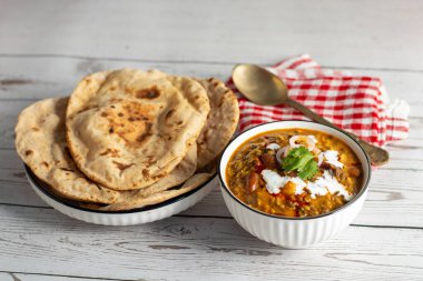 Dal Makhani, zengin ve kremalı bir mercimek köri, dumanlı, kömürleşmiş tandır, rotian düşkünü Kuzey Hindistan mutfağı lezzeti ile mükemmel gider..