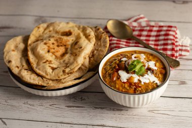 Dal Makhani, zengin ve kremalı bir mercimek köri, dumanlı, kömürleşmiş tandır, rotian düşkünü Kuzey Hindistan mutfağı lezzeti ile mükemmel gider..