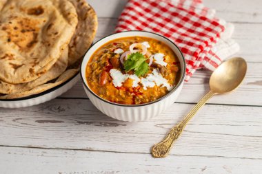 Dal Makhani, zengin ve kremalı bir mercimek köri, dumanlı, kömürleşmiş tandır, rotian düşkünü Kuzey Hindistan mutfağı lezzeti ile mükemmel gider..