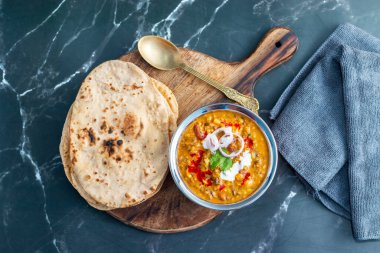 Dal Makhani, zengin ve kremalı bir mercimek köri, dumanlı, kömürleşmiş tandır, rotian düşkünü Kuzey Hindistan mutfağı lezzeti ile mükemmel gider..