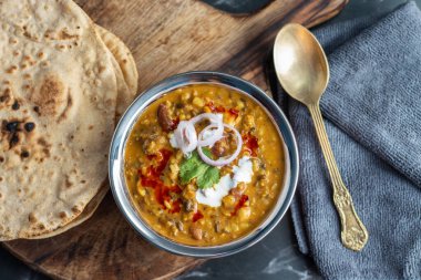 Dal Makhani, zengin ve kremalı bir mercimek köri, dumanlı, kömürleşmiş tandır, rotian düşkünü Kuzey Hindistan mutfağı lezzeti ile mükemmel gider..