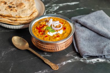 Dal Makhani, zengin ve kremalı bir mercimek köri, dumanlı, kömürleşmiş tandır, rotian düşkünü Kuzey Hindistan mutfağı lezzeti ile mükemmel gider..