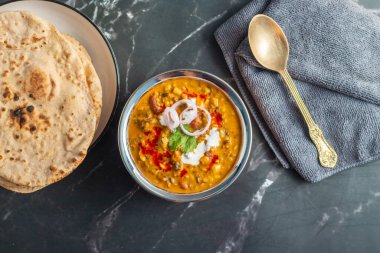 Dal Makhani, zengin ve kremalı bir mercimek köri, dumanlı, kömürleşmiş tandır, rotian düşkünü Kuzey Hindistan mutfağı lezzeti ile mükemmel gider..