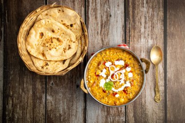 Dal Makhani, zengin ve kremalı bir mercimek köri, dumanlı, kömürleşmiş tandır, rotian düşkünü Kuzey Hindistan mutfağı lezzeti ile mükemmel gider..
