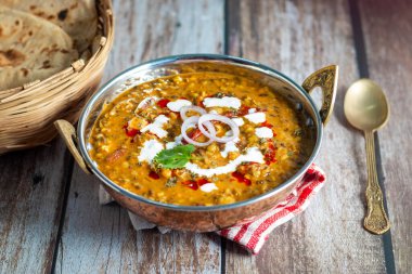 Dal Makhani, zengin ve kremalı bir mercimek köri, dumanlı, kömürleşmiş tandır, rotian düşkünü Kuzey Hindistan mutfağı lezzeti ile mükemmel gider..