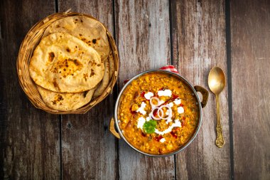 Dal Makhani, zengin ve kremalı bir mercimek köri, dumanlı, kömürleşmiş tandır, rotian düşkünü Kuzey Hindistan mutfağı lezzeti ile mükemmel gider..