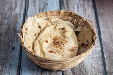 Tandır roti geleneksel Hint ekmeğidir, kil bir fırında pişirilir, dumanlı bir tadı ve gevrek, çiğnenebilir bir dokusu vardır..
