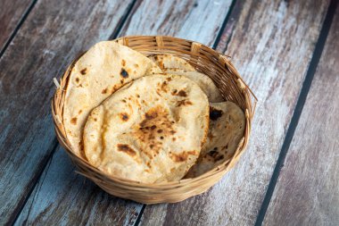 Tandır roti geleneksel Hint ekmeğidir, kil bir fırında pişirilir, dumanlı bir tadı ve gevrek, çiğnenebilir bir dokusu vardır..