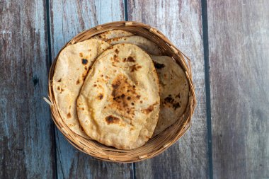 Tandır roti geleneksel Hint ekmeğidir, kil bir fırında pişirilir, dumanlı bir tadı ve gevrek, çiğnenebilir bir dokusu vardır..