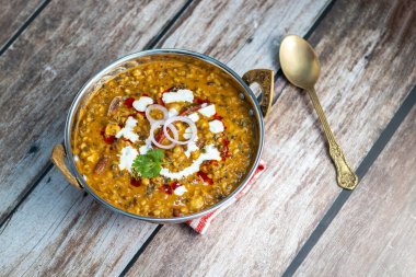 Dal Makhani, siyah mercimek, fasulye, tereyağı, krema ve aromatik baharatlarla yapılan zengin, kremalı Kuzey Hindistan mercimek tabağıdır..