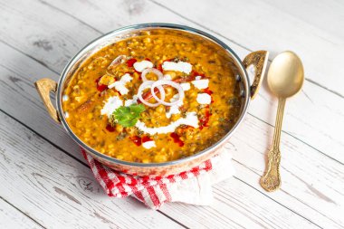 Dal Makhani, siyah mercimek, fasulye, tereyağı, krema ve aromatik baharatlarla yapılan zengin, kremalı Kuzey Hindistan mercimek tabağıdır..