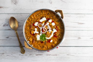 Dal Makhani, siyah mercimek, fasulye, tereyağı, krema ve aromatik baharatlarla yapılan zengin, kremalı Kuzey Hindistan mercimek tabağıdır..