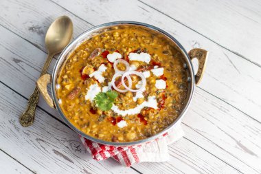 Dal Makhani, siyah mercimek, fasulye, tereyağı, krema ve aromatik baharatlarla yapılan zengin, kremalı Kuzey Hindistan mercimek tabağıdır..