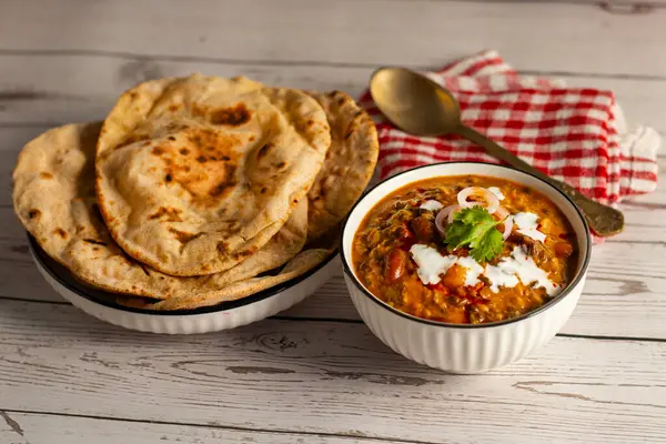 Dal Makhani, zengin ve kremalı bir mercimek köri, dumanlı, kömürleşmiş tandır, rotian düşkünü Kuzey Hindistan mutfağı lezzeti ile mükemmel gider..
