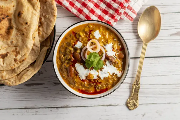 Dal Makhani, zengin ve kremalı bir mercimek köri, dumanlı, kömürleşmiş tandır, rotian düşkünü Kuzey Hindistan mutfağı lezzeti ile mükemmel gider..