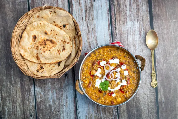 Dal Makhani, zengin ve kremalı bir mercimek köri, dumanlı, kömürleşmiş tandır, rotian düşkünü Kuzey Hindistan mutfağı lezzeti ile mükemmel gider..
