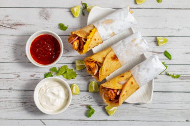 Yumurtalı tavuk sarması, baharatlı tavuk, yumurta katmanı, soğan ve sosla yapılan popüler bir sokak yemeğidir..