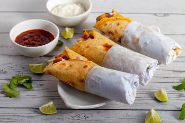 Yumurtalı tavuk sarması, baharatlı tavuk, yumurta katmanı, soğan ve sosla yapılan popüler bir sokak yemeğidir..