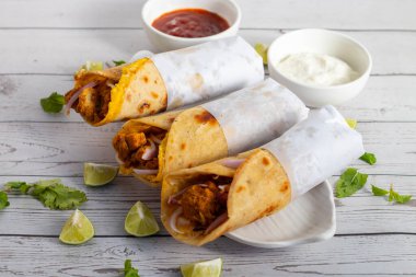 Yumurtalı tavuk sarması, baharatlı tavuk, yumurta katmanı, soğan ve sosla yapılan popüler bir sokak yemeğidir..