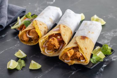 Yumurtalı tavuk sarması, baharatlı tavuk, yumurta katmanı, soğan ve sosla yapılan popüler bir sokak yemeğidir..