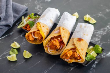 Yumurtalı tavuk sarması, baharatlı tavuk, yumurta katmanı, soğan ve sosla yapılan popüler bir sokak yemeğidir..