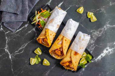 Yumurtalı tavuk sarması, baharatlı tavuk, yumurta katmanı, soğan ve sosla yapılan popüler bir sokak yemeğidir..