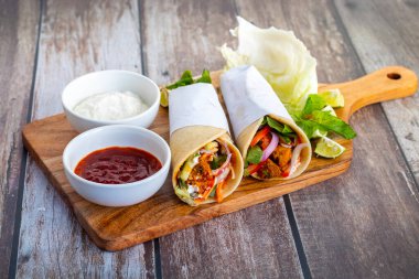 Tavuk shawarma dürümü baharatlı ızgara tavuk, sarımsak sosu, sebze turşusu ve taze ekmek ile yapılan bir Orta Doğu dürümü..